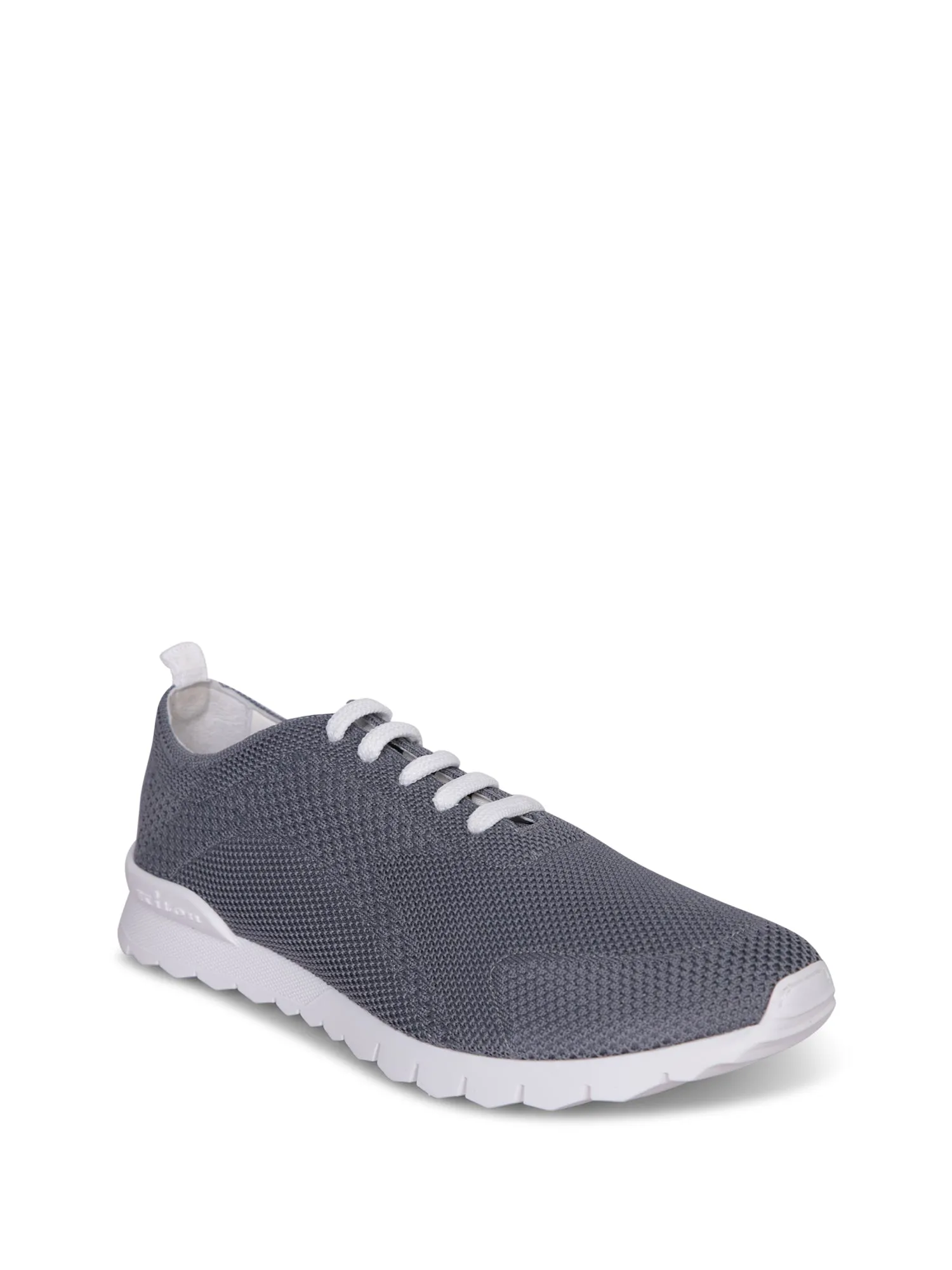 Fit model grey sneakers